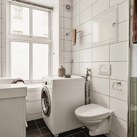 Centrally Located - Beautiful & Bright Leilighet *