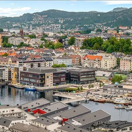 Centrally Located - Beautiful & Bright Leilighet